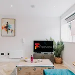 Duplex Stylish Balcony Parking City Pad Wifi Families Contractors