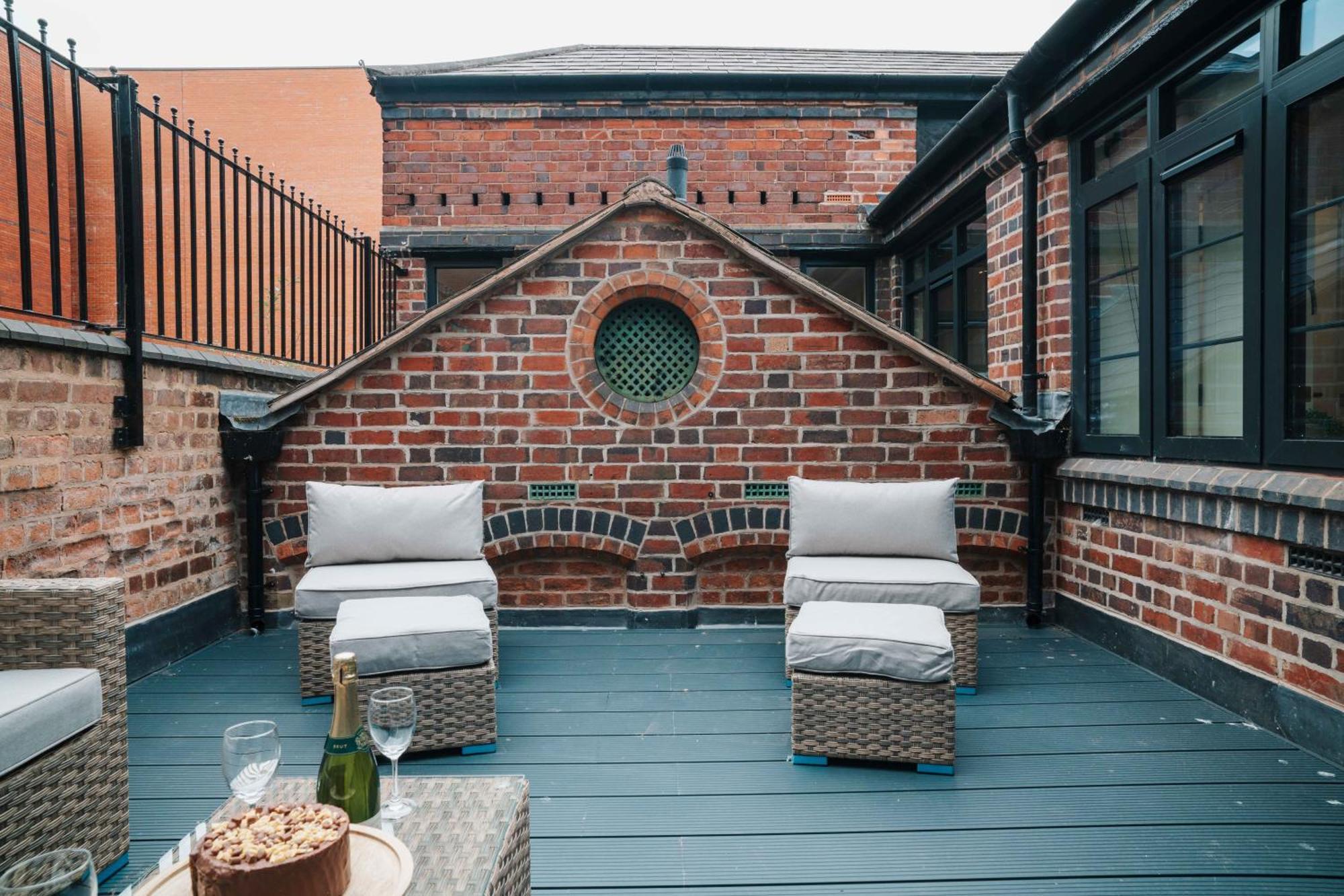 Duplex Stylish Balcony Parking Pad Wifi Families Contractors Apartment