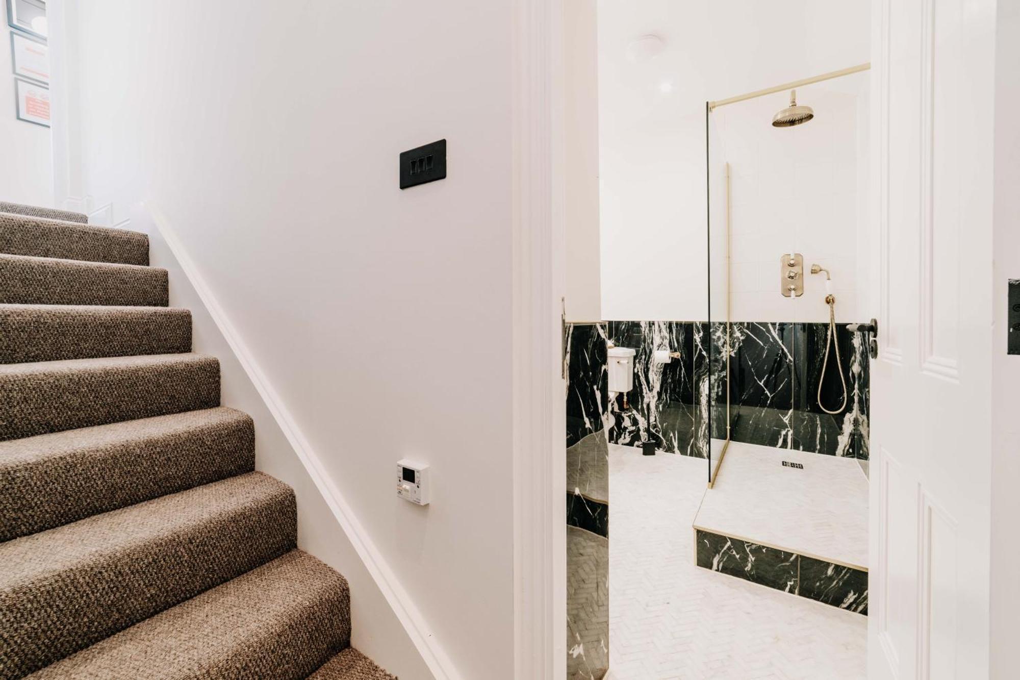 Apartment Duplex Stylish Balcony Parking Pad Wifi Families Contractors